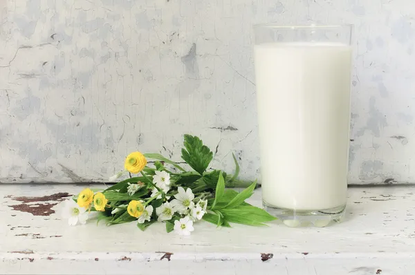 Het glas van melk op oude houten achtergrond — Stockfoto