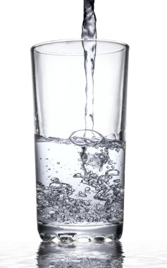 Beyaz arka plan üzerinde izole cam içine dökülen su