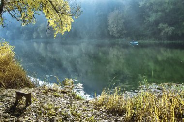 adam bir nehir tekne balıkçılık at sunrise, vintage