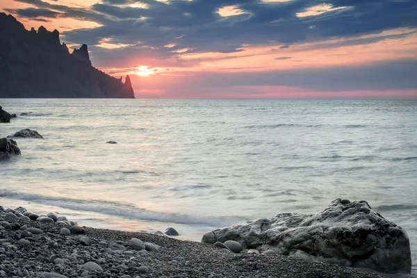 Beautiful summer seascape with mountain and waves, natural backg — Stock Photo, Image