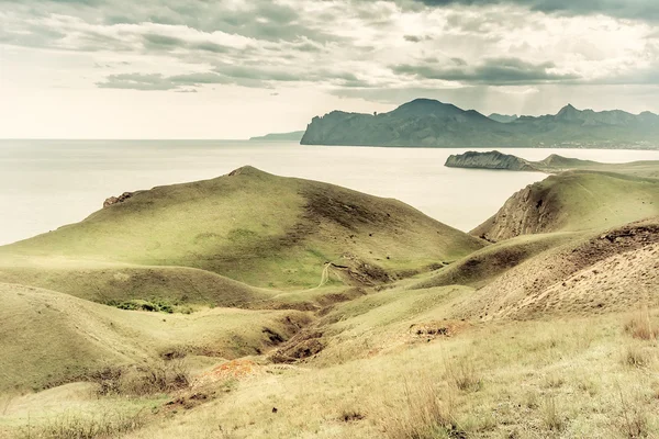 Mooie vintage zomerse zeegezicht met berg en golven, natur — Stockfoto
