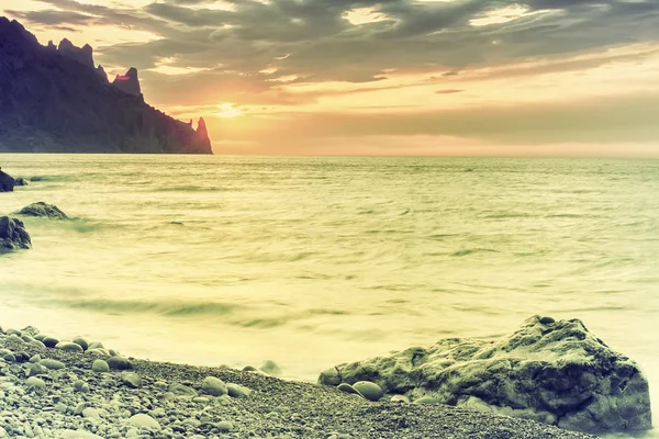 Beautiful vintage summer seascape with mountain and waves, natur — Stock Photo, Image