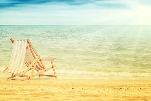 Vecchia chaise lounge vintage sulla bellissima spiaggia, sfondo estivo — Foto Stock