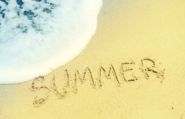 Texto de verão desenhado na praia de lixado — Fotografia de Stock