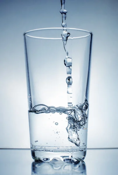 Acqua versata nel vetro — Foto Stock
