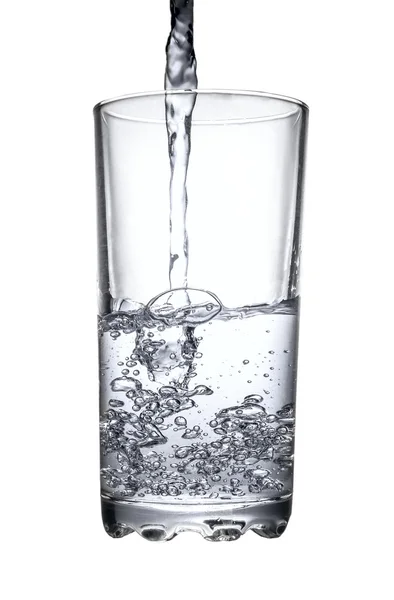 Water gieten in glas geïsoleerd op witte achtergrond — Stockfoto