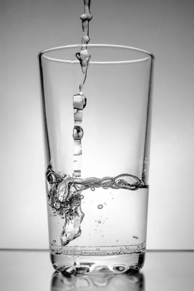 Water dat in glas wordt gegoten — Stockfoto