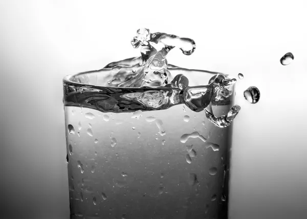 Vidrio lleno de agua aislado sobre fondo blanco — Foto de Stock