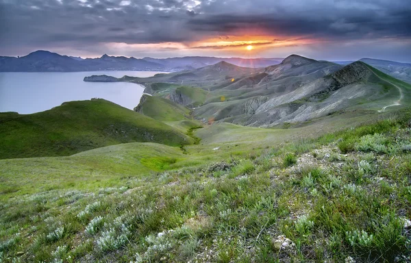 Mooie zomerse landschap met mountaine en zee, natuurlijke backg — Stockfoto