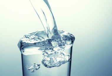 Su cama dökülüyor.