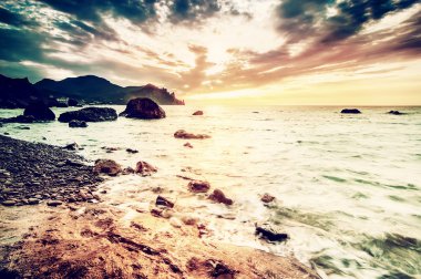 güzel bağbozumu yaz deniz manzarası ile dağ ve dalgalar, natur