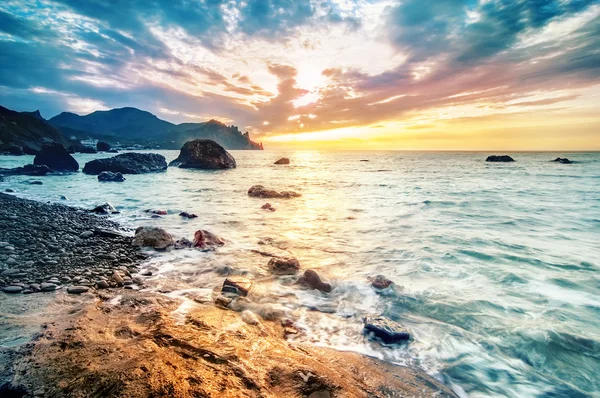 Beautiful summer seascape with mountain and waves, natural backg — Stock Photo, Image