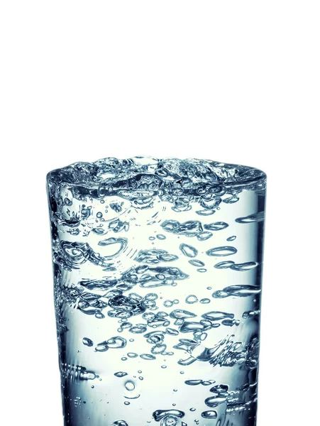 Water gieten in glas geïsoleerd op witte achtergrond — Stockfoto