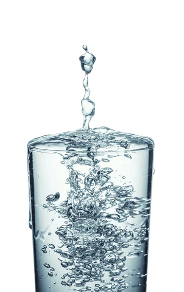 Acqua versata in vetro isolato su fondo bianco — Foto Stock