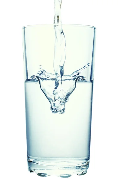 Air menuangkan ke gelas yang terisolasi pada latar belakang putih — Stok Foto