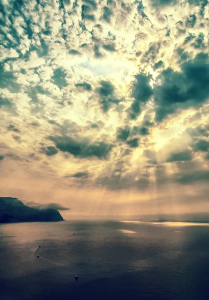 Винтажный летний пейзаж с морем и солнцем — стоковое фото