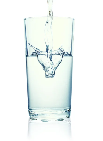 Air menuangkan ke gelas yang terisolasi pada latar belakang putih — Stok Foto