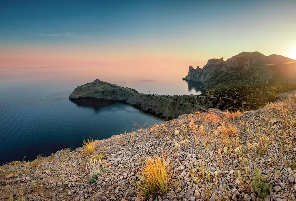 Морской пейзаж с закатом и горы, природный фон — стоковое фото