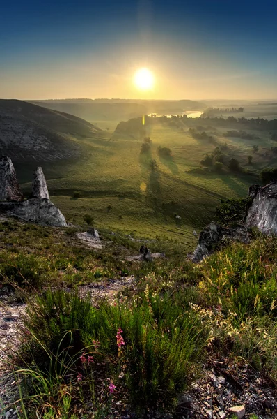 Sommerlandschaft am Sonnenaufgang mit Kreideberg, Blumen und Sonne — Stockfoto