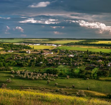 köy manzara ile dramatik bulutlu gökyüzü, doğal arka plan