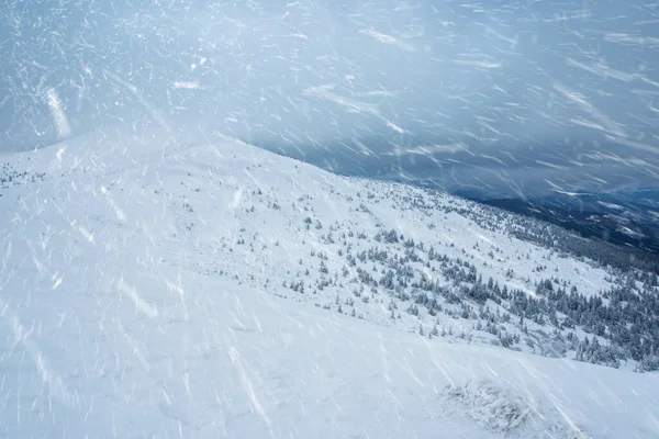 Úžasná Zimní Krajina Hory Pokryté Sněhem Modrou Oblačnou Oblohou — Stock fotografie
