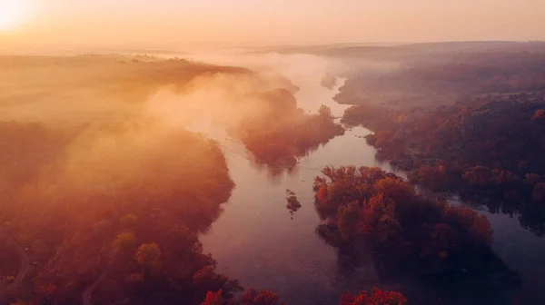 Güneşin Doğuşunda Harika Bir Hava Manzarası Sisli Nehir Altın Ağaçlar — Stok fotoğraf