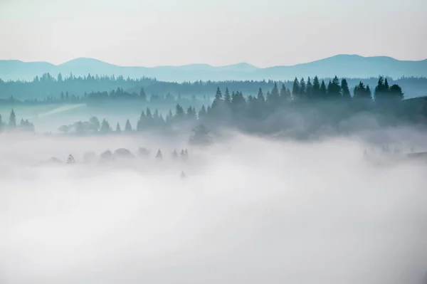 Изумительный Вид Высокой Горной Деревушкой Горизонте Тумане Летний Пейзаж Красивый — стоковое фото