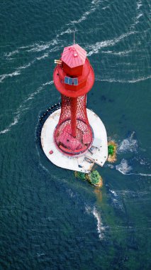 Gün batımında deniz feneri olan güzel bir deniz manzarası. Hava görüntüsü, İHA görüntüsü