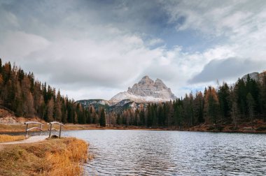 İtalya, Antorno Gölü 'nün ve ufuktaki dağların güzel gece manzarası. doğal arkaplan