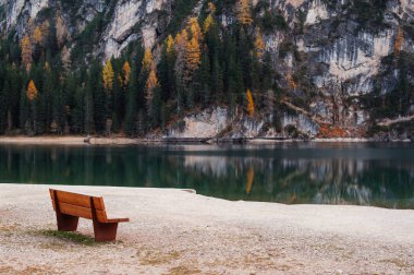 Dolomiti dağlarındaki Lago di Braies Gölü 'nün muhteşem manzarası. Göl kenarındaki meşhur ahşap kayıklar. Güney Tyrol, İtalya.