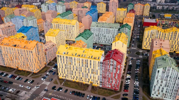 Вид Повітря Різнокольорові Червоні Зелені Сині Жовті Будівлі Міській Вулиці — стокове фото
