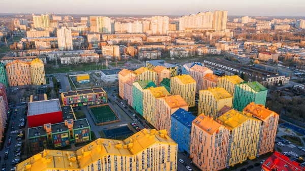 Vista Aérea Edifícios Coloridos Vermelho Verde Azul Amarelo Rua Cidade — Fotografia de Stock