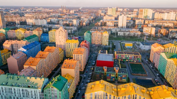 Vista Aérea Edifícios Coloridos Vermelho Verde Azul Amarelo Rua Cidade — Fotografia de Stock