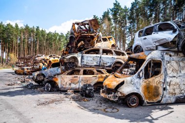 IRPIN, Kyiv REGION, UKRAINE 24.04.2022. Araba mezarlığı. Sivillerin arabalarını vurdu. Rusya 'nın Ukrayna' ya karşı savaşı