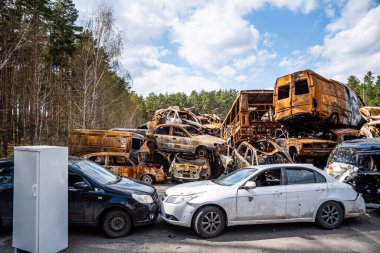 IRPIN, Kyiv REGION, UKRAINE 24.04.2022. Araba mezarlığı. Sivillerin arabalarını vurdu. Rusya 'nın Ukrayna' ya karşı savaşı