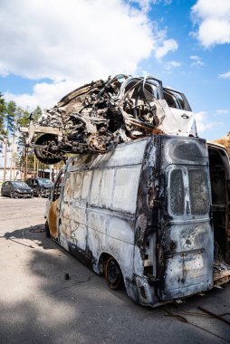IRPIN, Kyiv REGION, UKRAINE 24.04.2022. Araba mezarlığı. Sivillerin arabalarını vurdu. Rusya 'nın Ukrayna' ya karşı savaşı