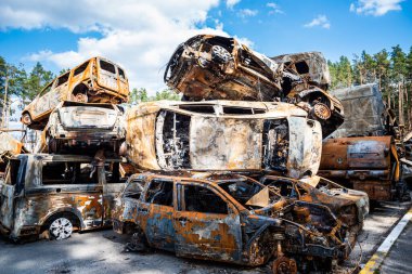 IRPIN, Kyiv REGION, UKRAINE 24.04.2022. Araba mezarlığı. Sivillerin arabalarını vurdu. Rusya 'nın Ukrayna' ya karşı savaşı