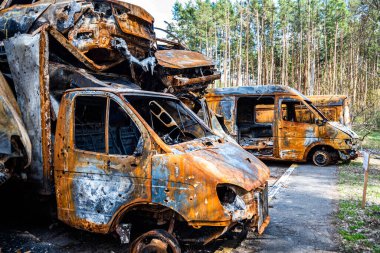 IRPIN, Kyiv REGION, UKRAINE 24.04.2022. Araba mezarlığı. Sivillerin arabalarını vurdu. Rusya 'nın Ukrayna' ya karşı savaşı