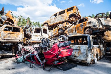 IRPIN, Kyiv REGION, UKRAINE 24.04.2022. Araba mezarlığı. Sivillerin arabalarını vurdu. Rusya 'nın Ukrayna' ya karşı savaşı