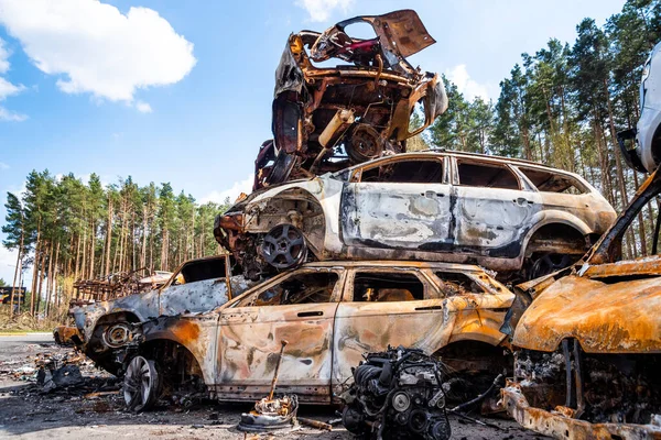 IRPIN, Kyiv REGION, UKRAINE 24.04.2022. Araba mezarlığı. Sivillerin arabalarını vurdu. Rusya 'nın Ukrayna' ya karşı savaşı