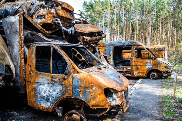 IRPIN, Kyiv REGION, UKRAINE 24.04.2022. Araba mezarlığı. Sivillerin arabalarını vurdu. Rusya 'nın Ukrayna' ya karşı savaşı