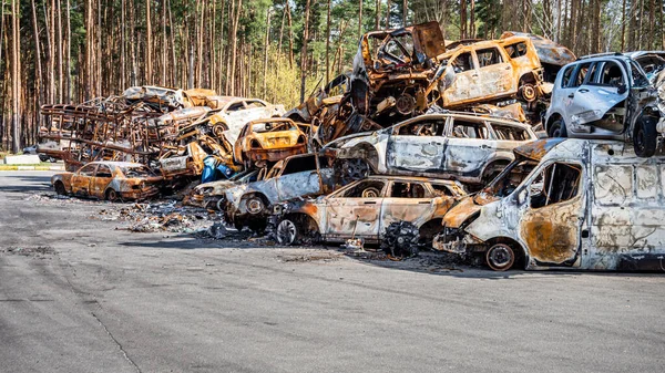 IRPIN, Kyiv REGION, UKRAINE 24.04.2022. Araba mezarlığı. Sivillerin arabalarını vurdu. Rusya 'nın Ukrayna' ya karşı savaşı