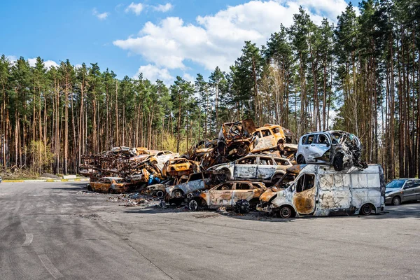 IRPIN, Kyiv REGION, UKRAINE 24.04.2022. Araba mezarlığı. Sivillerin arabalarını vurdu. Rusya 'nın Ukrayna' ya karşı savaşı