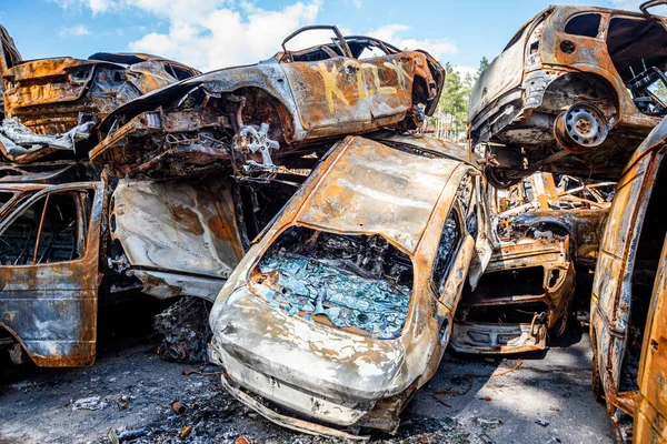 IRPIN, Kyiv REGION, UKRAINE 24.04.2022. Araba mezarlığı. Sivillerin arabalarını vurdu. Rusya 'nın Ukrayna' ya karşı savaşı