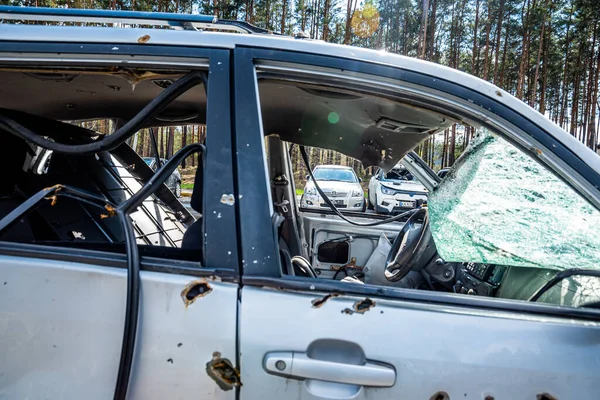 IRPIN, Kyiv REGION, UKRAINE 24.04.2022. Araba mezarlığı. Sivillerin arabalarını vurdu. Rusya 'nın Ukrayna' ya karşı savaşı