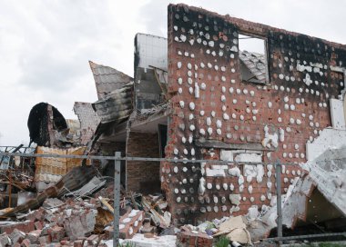 IRPIN, Kyiv REGION / UKRAINE - 25.04.2022: sivillerin evleri yıkıldı. Rusya 'nın Ukrayna' ya karşı savaşı
