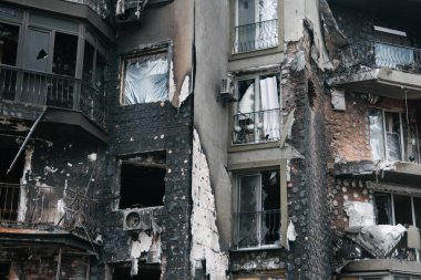 IRPIN, Kyiv REGION / UKRAINE - 25.04.2022: sivillerin evleri yıkıldı. Rusya 'nın Ukrayna' ya karşı savaşı