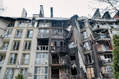 IRPIN, Kyiv REGION / UKRAINE - 25.04.2022: sivillerin evleri yıkıldı. Rusya 'nın Ukrayna' ya karşı savaşı