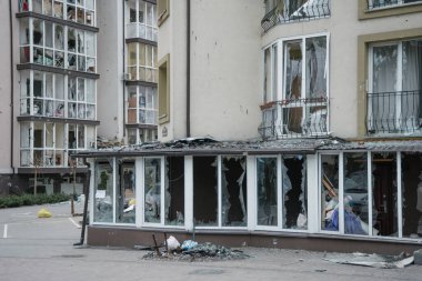 IRPIN, Kyiv REGION / UKRAINE - 25.04.2022: sivillerin evleri yıkıldı. Rusya 'nın Ukrayna' ya karşı savaşı