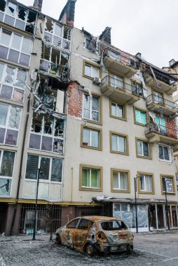 IRPIN, Kyiv REGION / UKRAINE - 25.04.2022: sivillerin evleri yıkıldı. Rusya 'nın Ukrayna' ya karşı savaşı